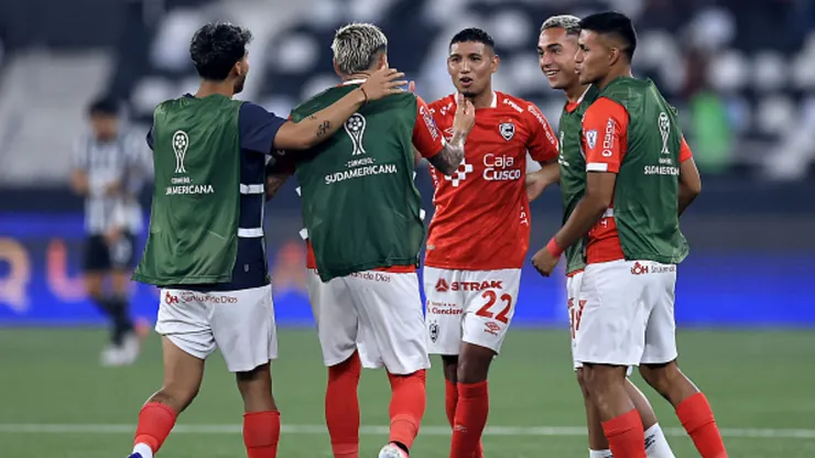 Jugadores de Cienciano celebrando ante Botafogo en Brasil.