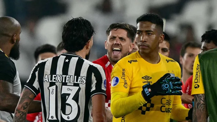 Parte de los incidentes al final del partido entre Botafogo y Cienciano en Brasil.