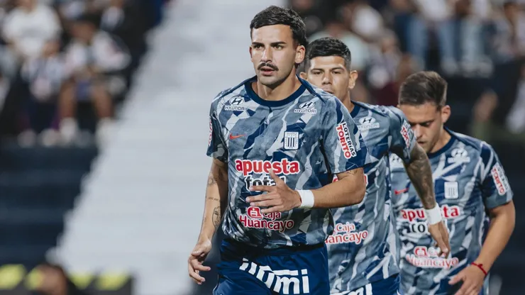 Jugadores de Alianza Lima calentando.