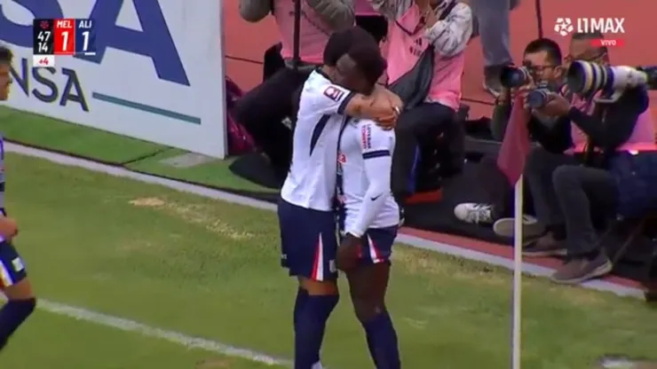 El abrazo a Eryc Castillo por su golazo a Melgar.