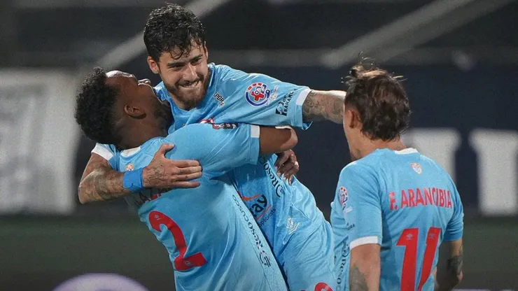 Jugadores de Deportivo Garcilaso celebrando.