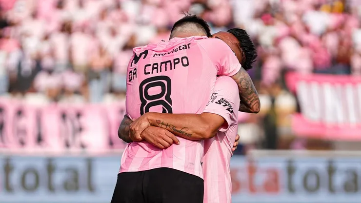 El abrazo de Christian Cueva a Hernán Da Campo tras su golazo ante Sporting Cristal.
