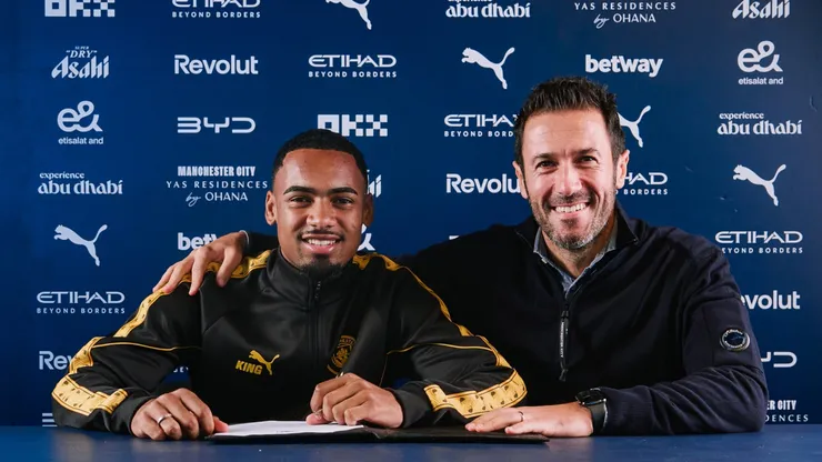 Allan Elías, en la firma de su contrato hasta 2031 con Manchester City.