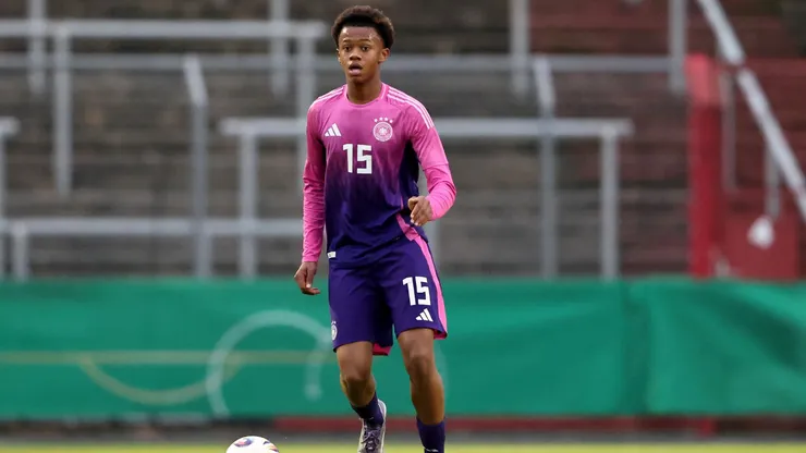 Mikael Baza, jugando para la Sub 16 de Alemania en octubre de 2025.