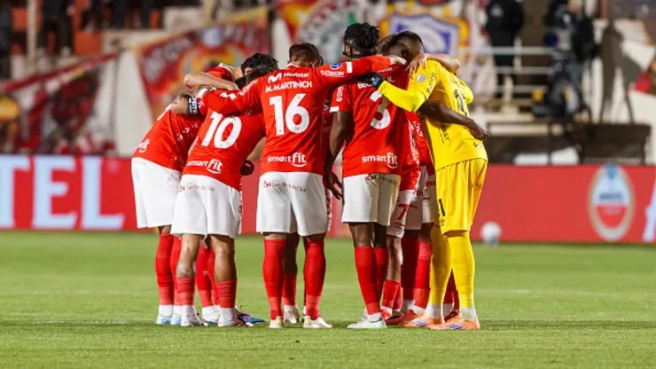 Jugadores de Cienciano abrazados.