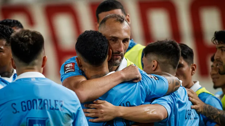 Jugadores de Sporting Cristal abrazados.