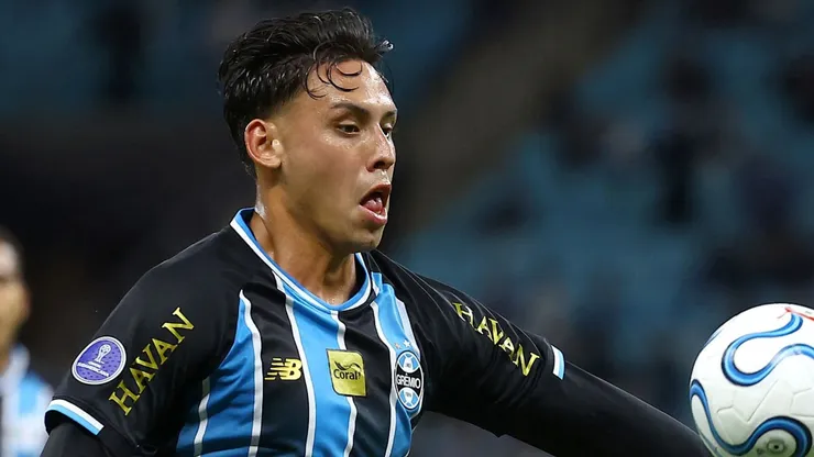 Erick Noriega, en un partido con Gremio.