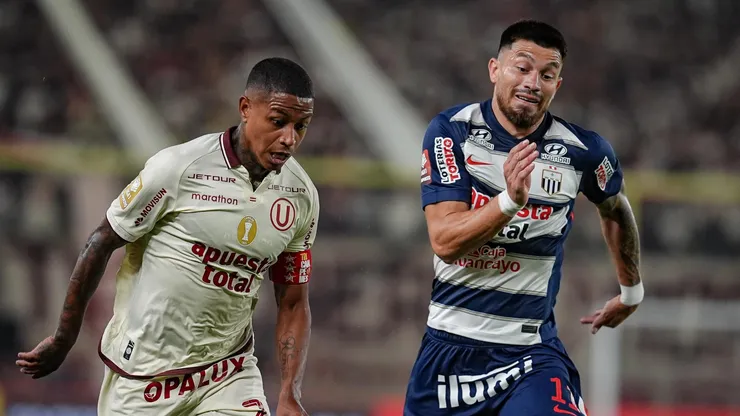 Andy Polo y Alan Cantero, en un duelo en el clásico del Torneo Apertura 2026.