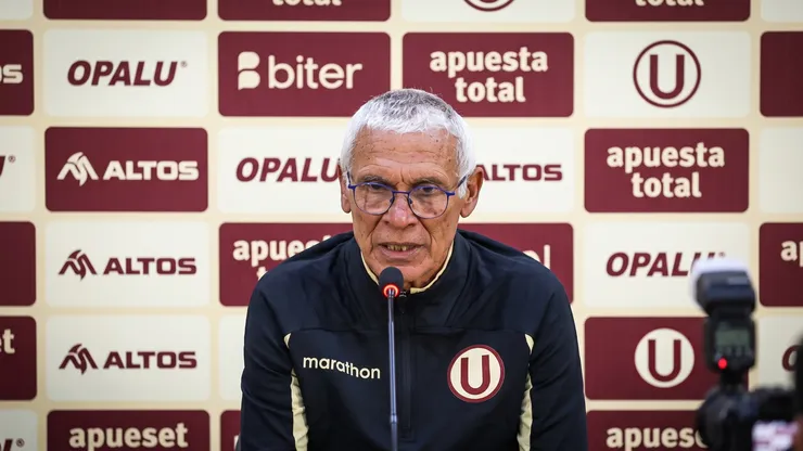Héctor Cúper, director técnico de Universitario en conferencia de prensa.