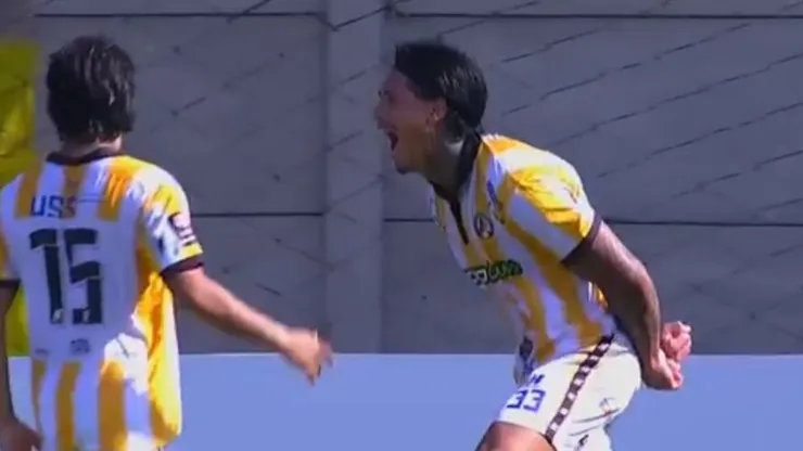 El grito de Matías Almirón tras el 1-0 de Juan Pablo II College.