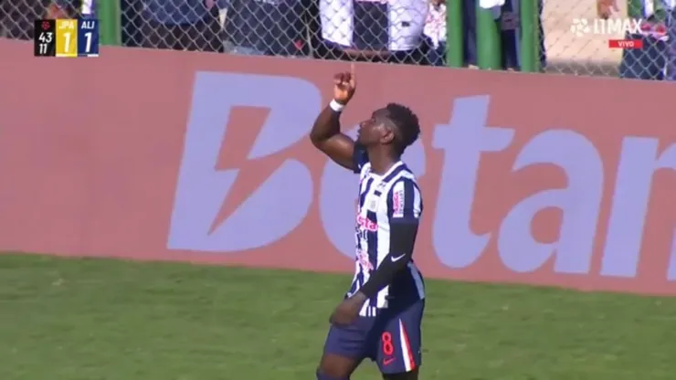 Eryc Castillo celebrando su gol ante Juan Pablo II.