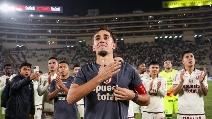 Martín Pérez Guedes, en su último partido con Universitario junto a sus compañeros en el Monumental.