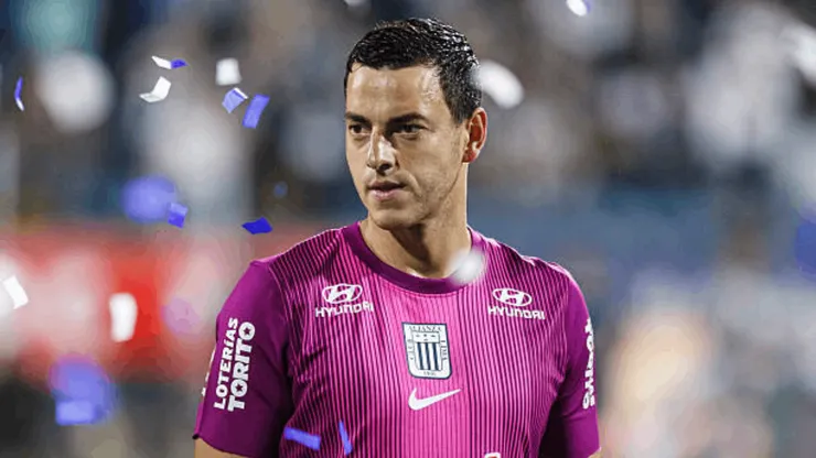 Hinchas de Alianza Lima destruyen a Alejandro Duarte.