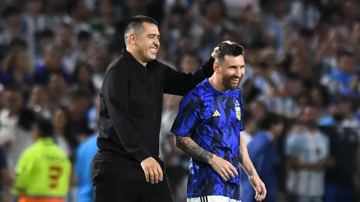 Juan Román Riquelme, junto a Lionel Messi, en un partido de Argentina en 2023.