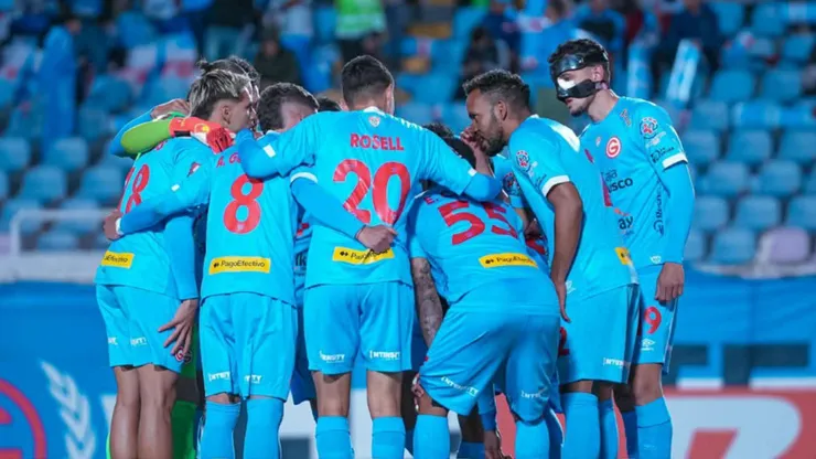 Jugadores de Deportivo Garcilaso reunidos en la cancha.