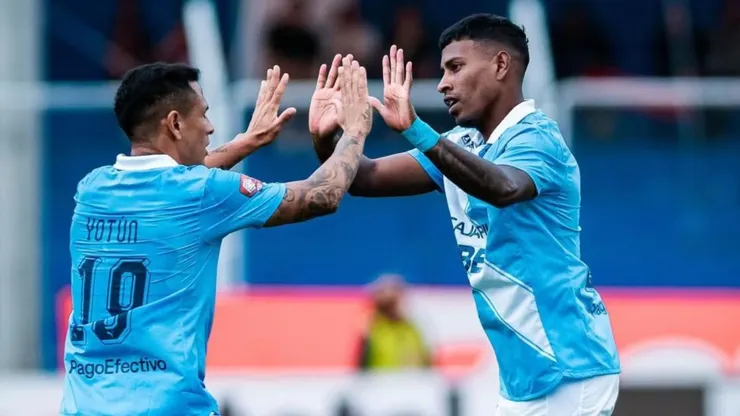 Yoshimar Yotún y Miguel Araujo.
