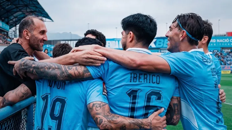 Jugadores de Sporting Cristal celebrando con Hernán Barcos.