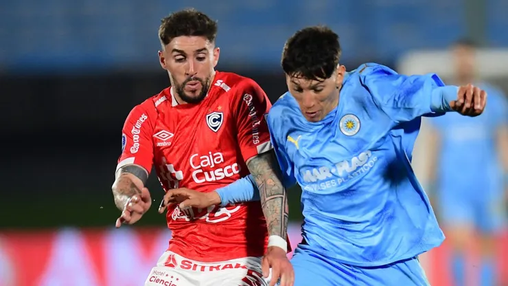 Santiago Arias, en un cruce en el partido de vuelta ante Montevideo City Torque.