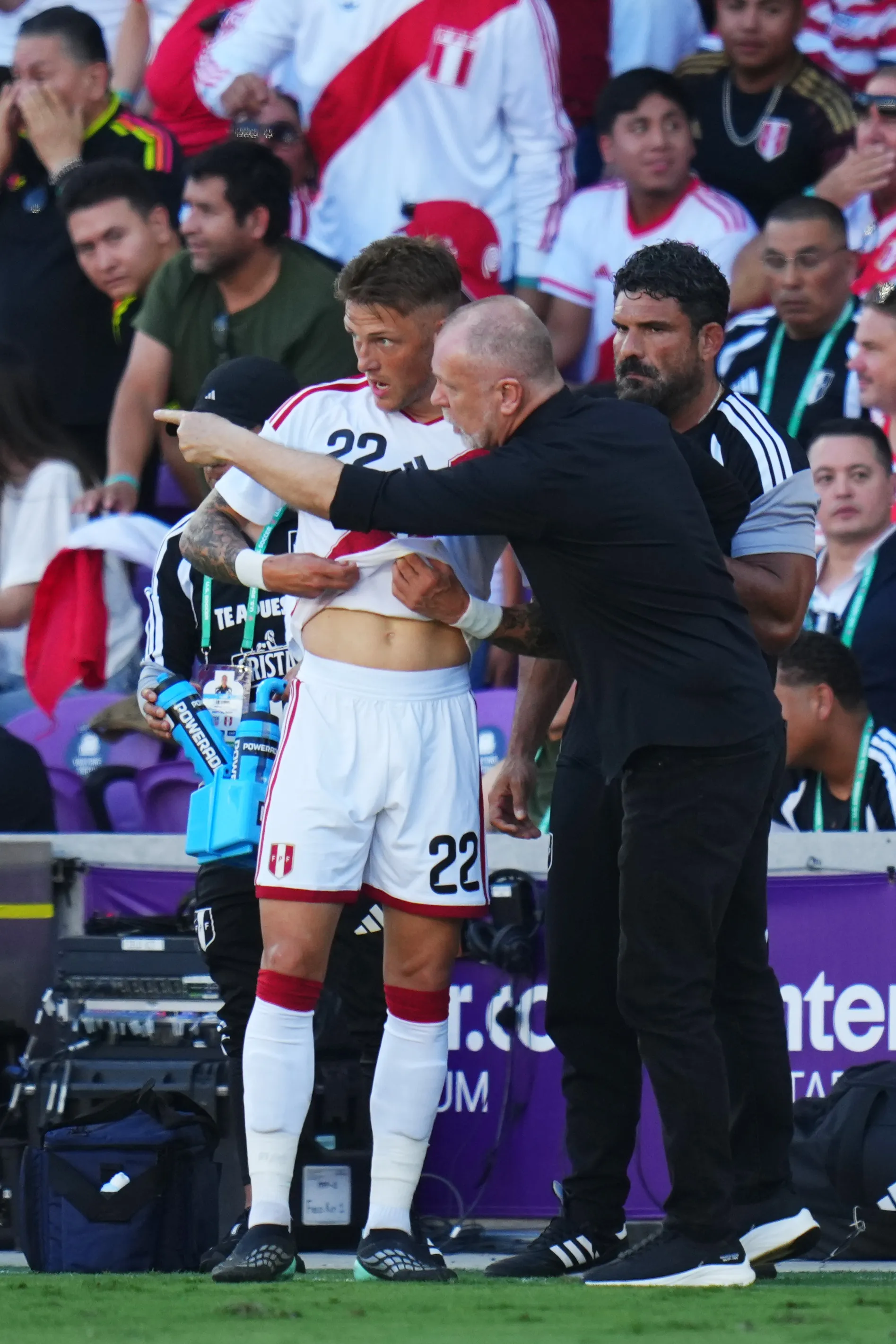 Mano Menezes dándole indicaciones a Oliver Sonne. (Photo by Rich Storry/Getty Images)