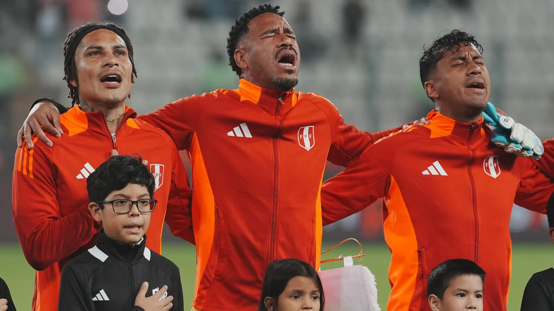 Paolo Guerrero, junto a Gallese y Renato Tapia en el partido ante Ecuador por Eliminatorias (Getty Images).