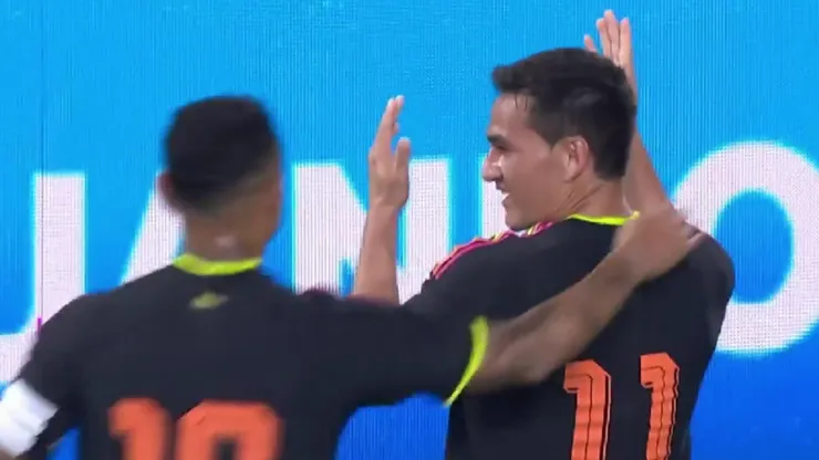Jairo Vélez convirtió el gol y lo abrazó Yoshimar Yotún.