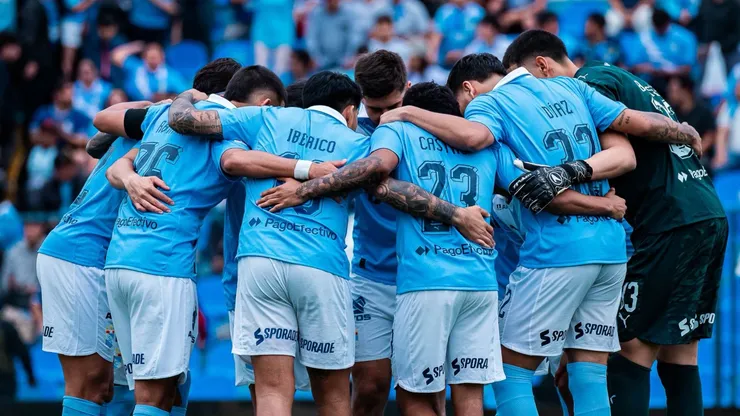Jugadores de Sporting Cristal abrazados.