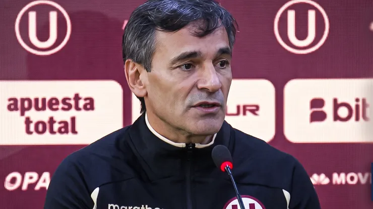 Fabián Bustos, nuevo entrenador de Universitario, en conferencia de prensa.