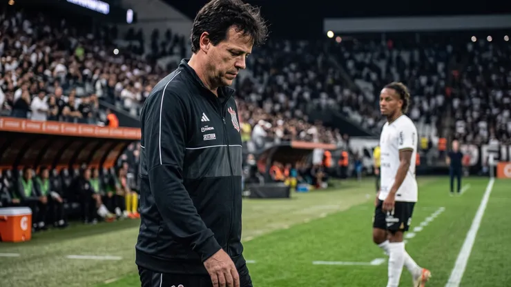 Fernando Diniz dejó de ser el DT de Corinthians, equipo de André Carrillo.