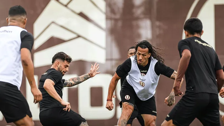 Jugadores de Universitario entrenando en Campo Mar.
