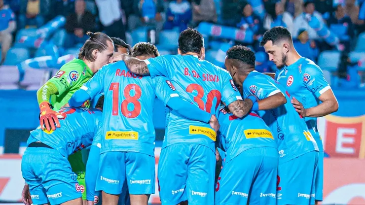 Jugadores de Deportivo Garcilaso abrazados.