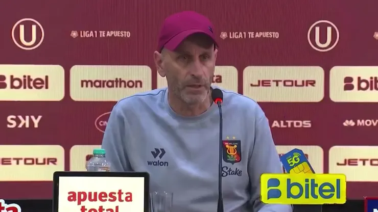 Miguel Rondelli, DT de Melgar, en conferencia de prensa.
