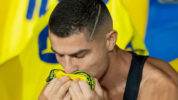 Cristiano Ronaldo besó el símbolo de Arabia Saudita que Al Nassr tiene en su camiseta.
