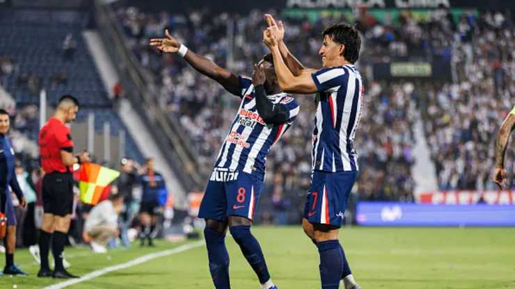 Eryc Castillo y Fernando Gaibor celebrando.