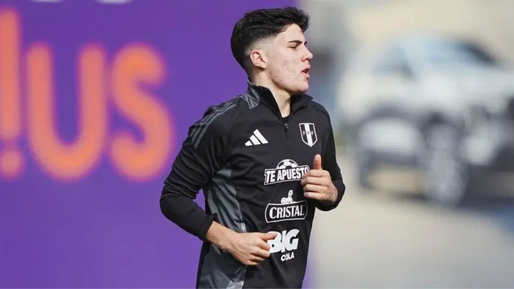Felipe Chávez, volante peruano.