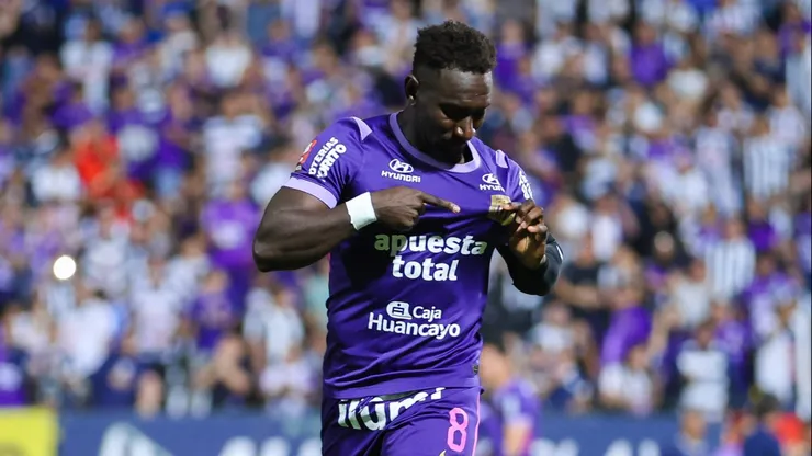 Eryc Castillo festeja su gol y muestra el escudo de Alianza Lima en la nueva camiseta.