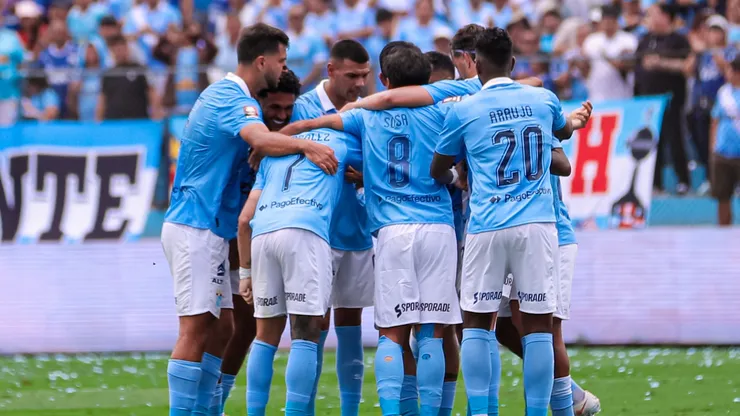 Jugadores de Sporting Cristal abrazados.