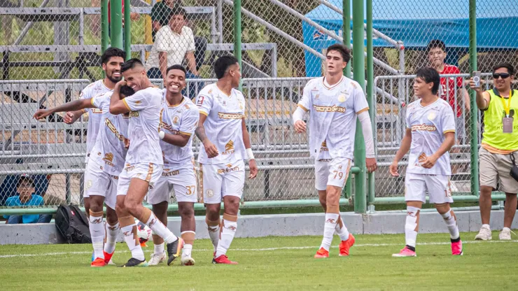 Jugadores de Juan Pablo II celebrando.