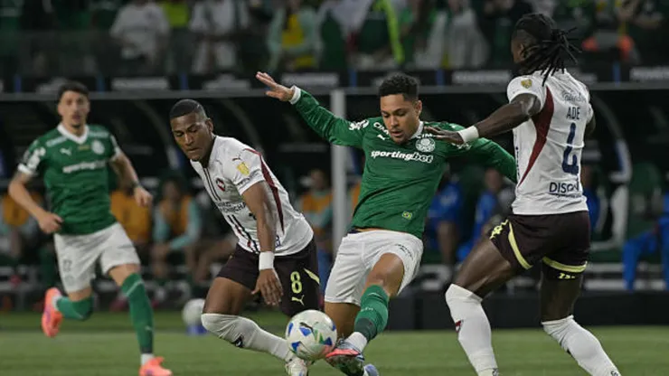 Universitario cierra al primer refuerzo extranjero de Fabián Bustos.
