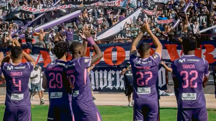 Jugadores de Alianza Lima saludando a sus hinchas en Moquegua.