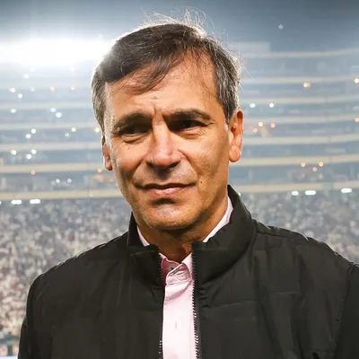 Después de Carlos Gruezo: Fabián Bustos tiene casi cerrado a su segundo refuerzo extranjero