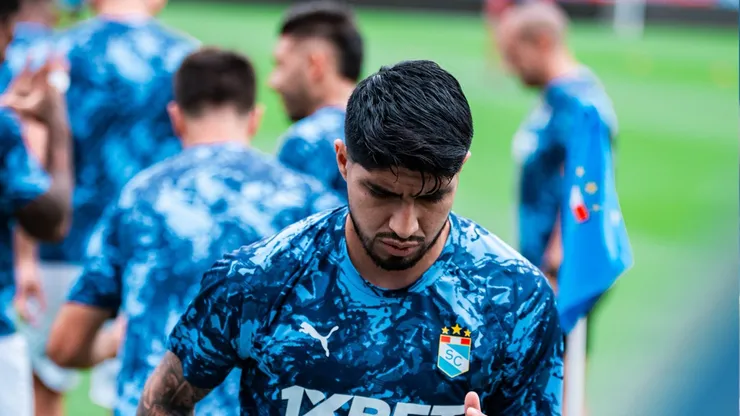 Jugadores de Sporting Cristal calentando.
