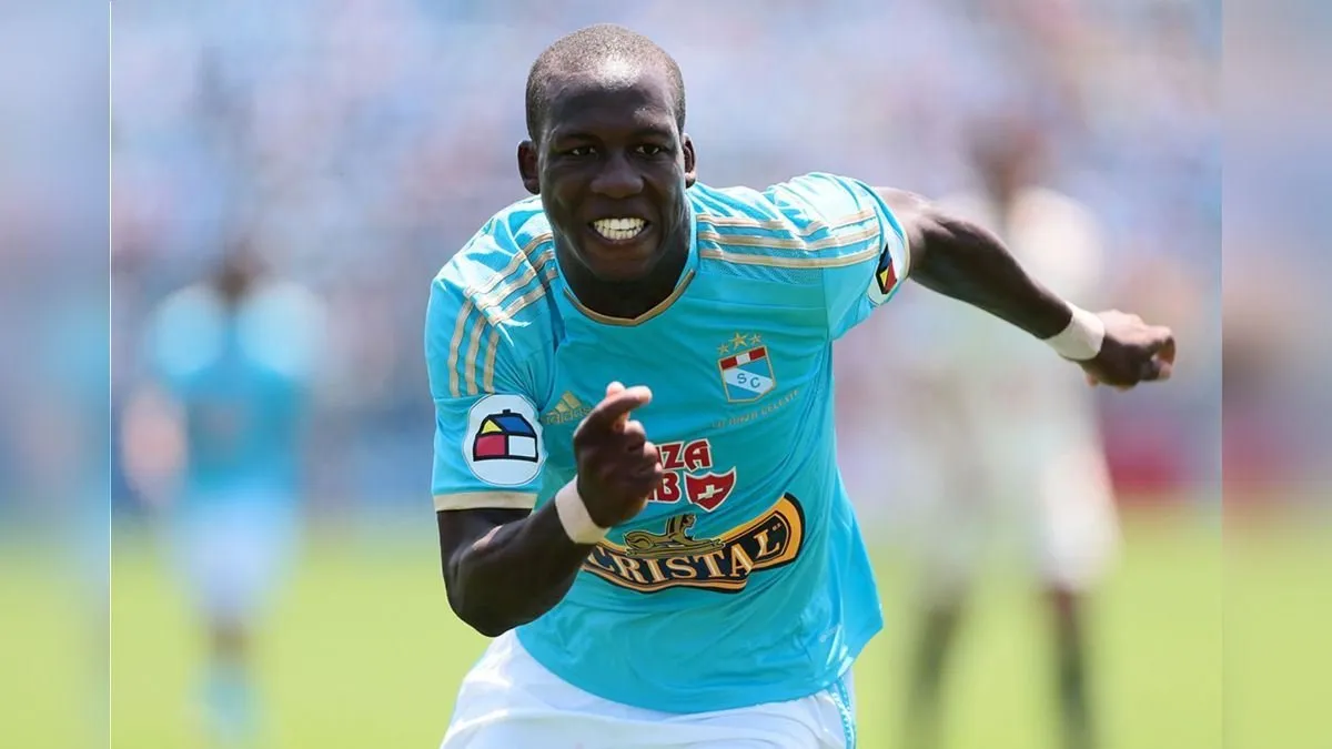 Luis Advíncula jugando en el pasado con Sporting Cristal. (Foto: X).