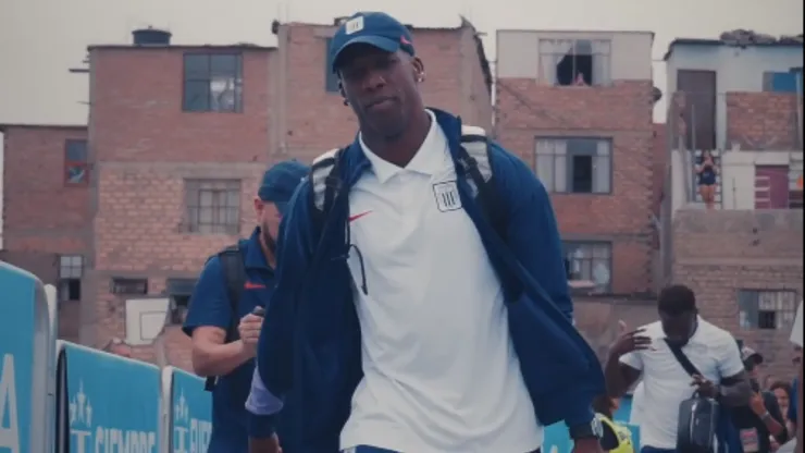 Luis Advíncula fue insultado por hinchas de Sporting Cristal antes del partido.