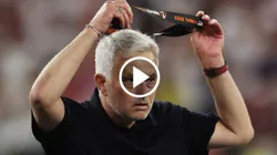 Mourinho regaló su medalla de plata.