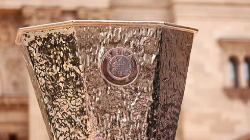 El preciado trofeo de la Europa League.