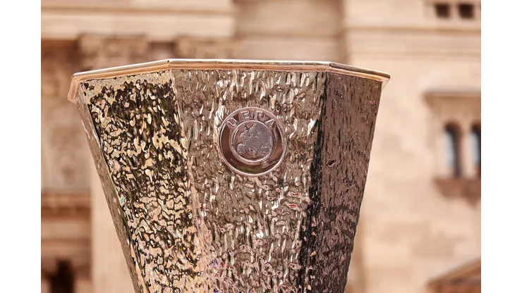 El preciado trofeo de la Europa League.