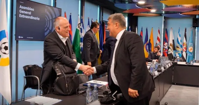 Javier Tebas y Joan Laporta en la Asamblea General Extraordinaria desarrollada en abril.