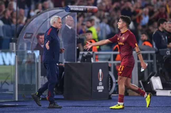 José Mourinho junto a Paulo Dybala. Getty Images.