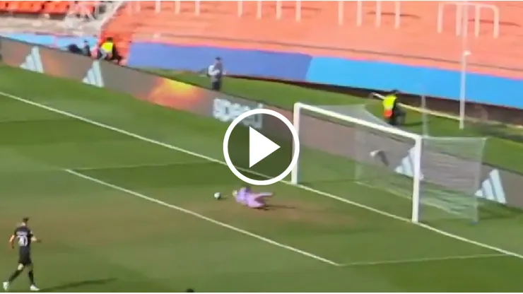 El arquero de Nueva Zelanda regaló el primero en el Mundial Sub-20 (Captura DSports)