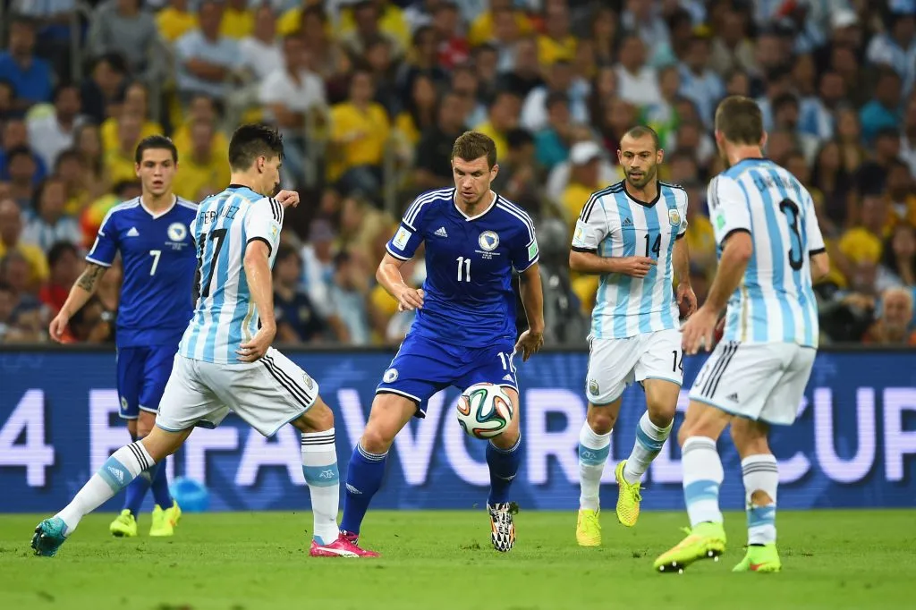 Edin Dzeko vs. la Argentina de Lionel Messi en el Maracaná por la primera fecha de la Copa Mundial de Brasil 2014. Getty Images.